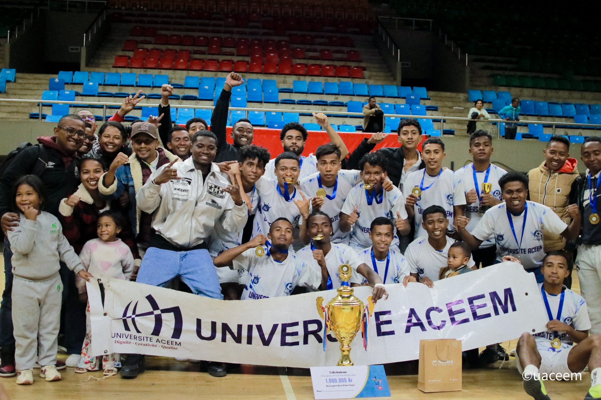 Étudiants souriants